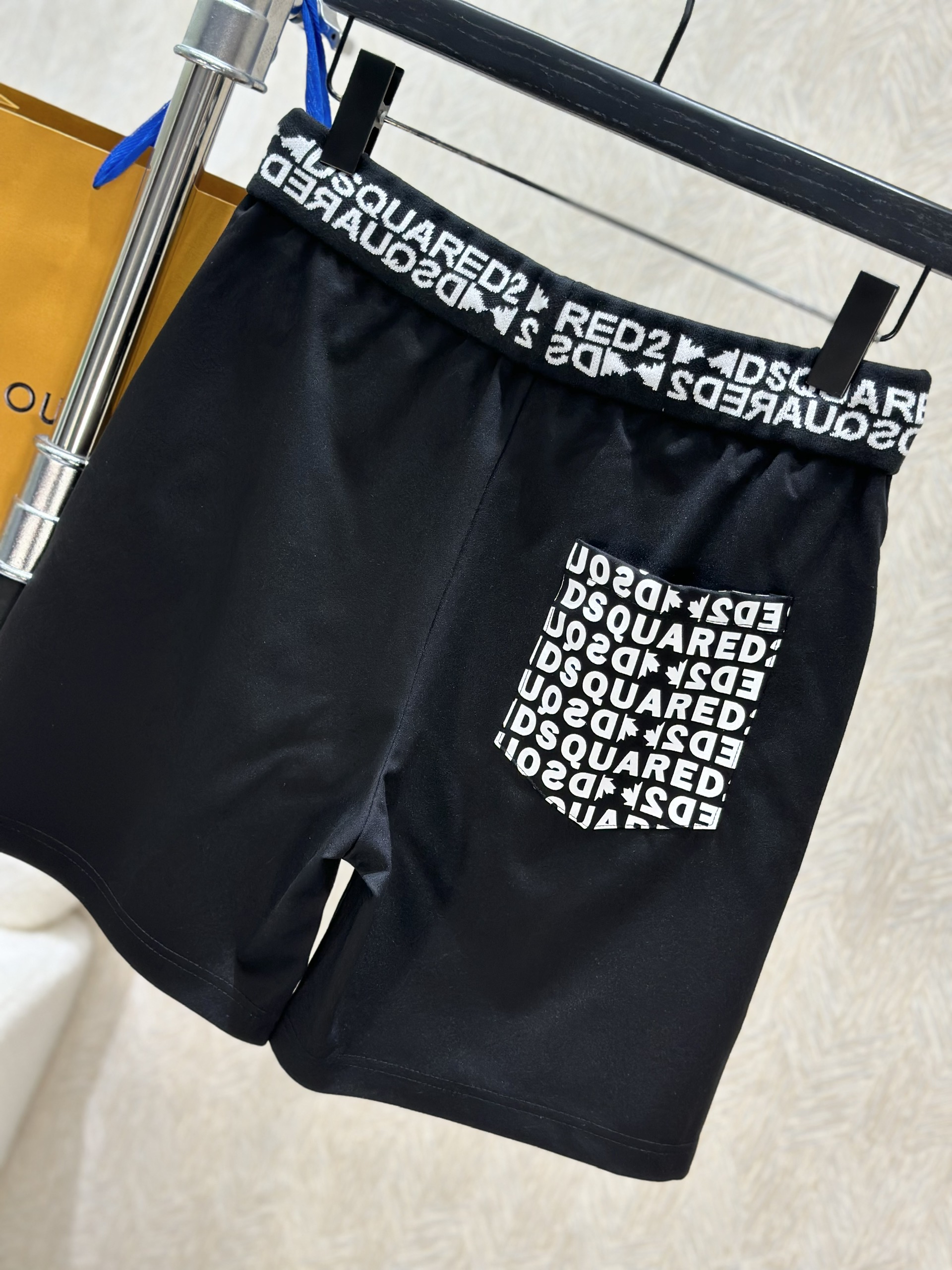 Quần short nỉ Dsquared2 Đen họa tiết logo chữ Trắng cạp túi sau Like Auth 1-1 on web VTN